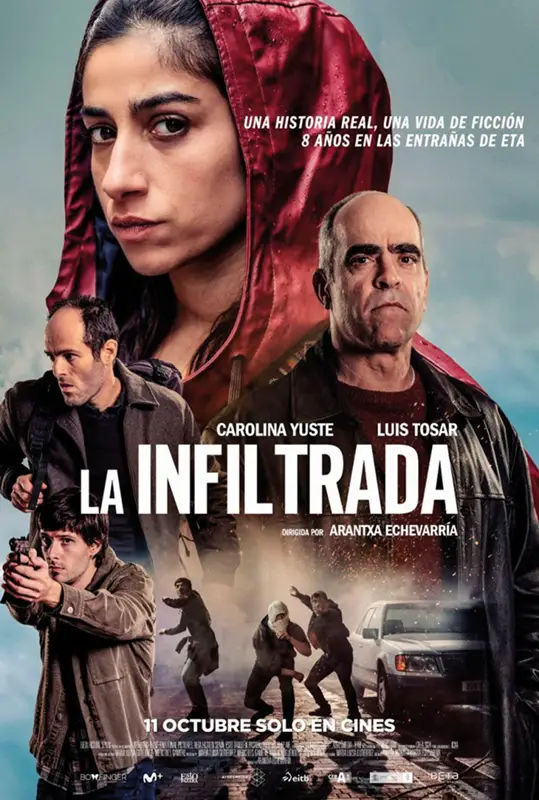 Cartel de la película «La Infiltrada», que forma parte del ciclo de cine de verano de Rivas, en el que aparece una mujer con una capucha roja, con tres personas de aspecto serio detrás de ella, y, en la parte inferior, una escena de acción con figuras enmascaradas y una furgoneta. ¡Películas gratis!.