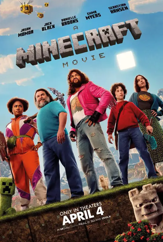 Cinco personas posan con actitud heroica ante un paisaje pixelado y de formas angulosas en el cine de verano de Rivas. El texto reza: «Una película de Minecraft», con la fecha de estreno del 4 de abril. En la escena aparecen criaturas pixeladas y bloques de Minecraft.