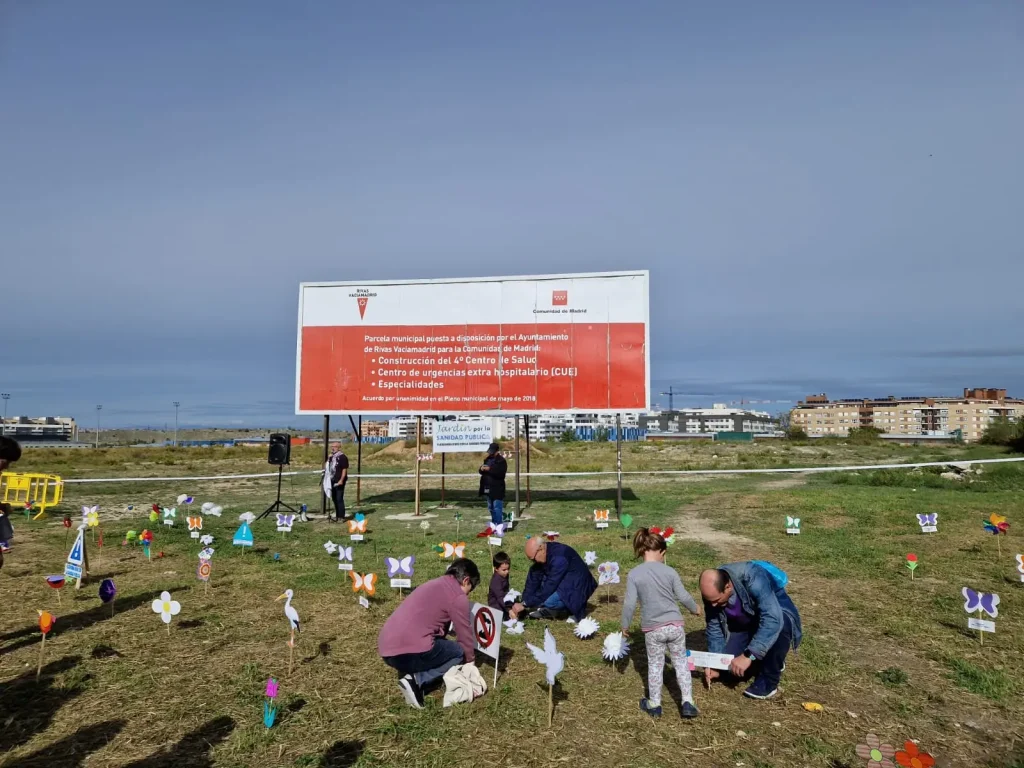 El cartel que anuncia el cuarto centro de salud aparece rodeado de la intervención artística de la Plataforma Rivas por la Sanidad Pública