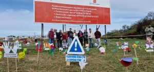 Un grupo de activistas de la Plataforma Rivas por la Sanidad Pública posan junto al cartel que anuncia el cuarto centro de salud.