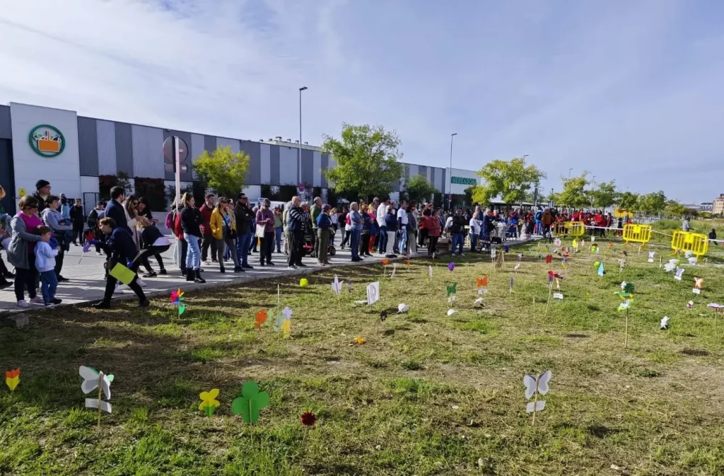 Vecinos y vecinas acudieron a la acción de la Plataforma Rivas por la Sanidad Pública para reclamar el cuarto centro de salud.