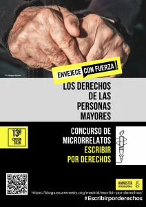 Primer plano de unas manos de una persona mayor entrelazadas sobre un cartel de un concurso de microrelatos titulado «Escribir por derechos», centrado en los derechos de las personas mayores y organizado por Amnistía Internacional Madrid.