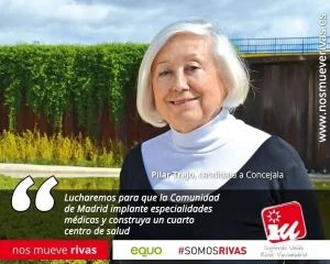 Una mujer mayor, con el pelo corto y blanco, aparece de pie al aire libre, sonriendo. Lleva un jersey de cuello alto negro y un jersey blanco. El texto la identifica como Pilar Trejo, la candidata de IU Rivas, e incluye una frase de campaña sobre la mejora de la asistencia sanitaria local.