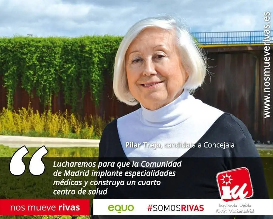 Una mujer mayor, con el pelo corto y blanco, aparece de pie al aire libre, sonriendo. Lleva un jersey de cuello alto negro y un jersey blanco. El texto la identifica como Pilar Trejo, la candidata de IU Rivas, e incluye una frase de campaña sobre la mejora de la asistencia sanitaria local.
