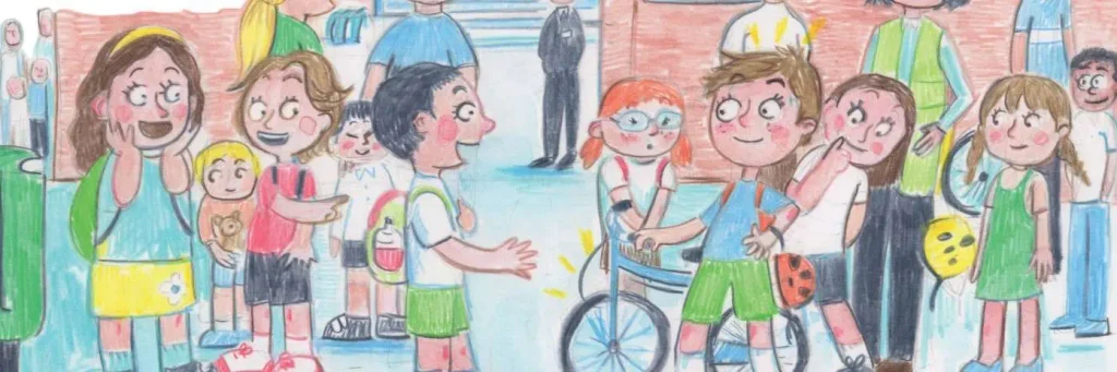 Los niños están reunidos fuera, charlando y sonriendo. Algunos llevan mochilas y hay un niño montando en bicicleta, lo que demuestra lo divertido que puede ser ir al cole en bici con los peques. Al fondo se ven adultos y más niños. La escena parece estar situada frente a un colegio o en una zona comunitaria.