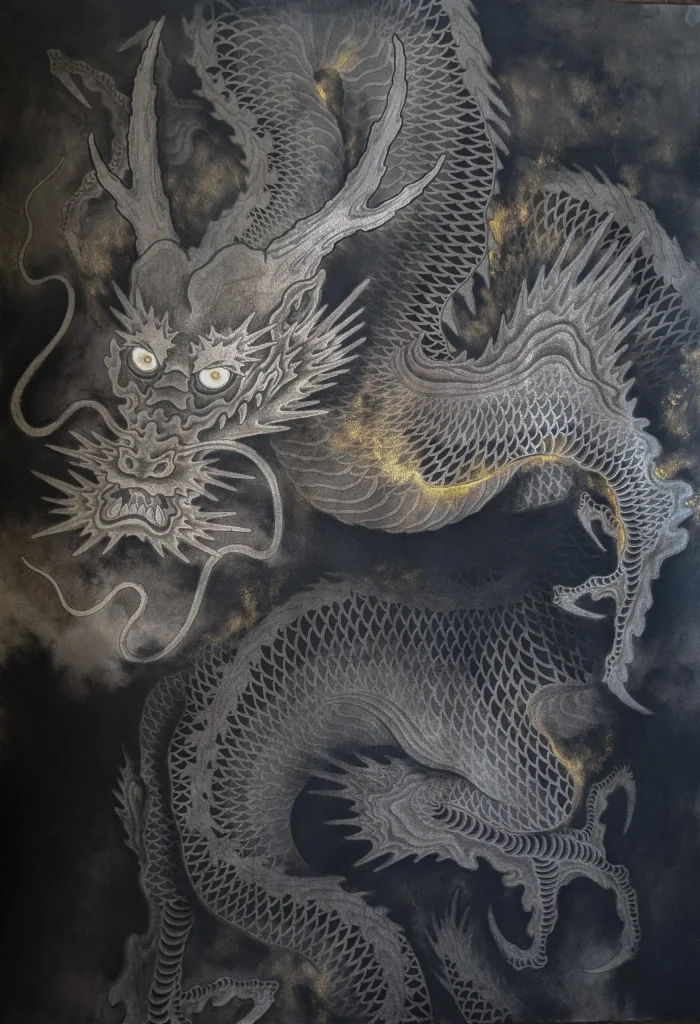 Una ilustración detallada de un dragón tradicional asiático en tonos negros y grises con reflejos dorados, en la que destacan sus escamas, sus afiladas garras, sus largos bigotes y sus ojos brillantes, sobre un fondo oscuro y ahumado: una obra que recuerda a las propuestas presentadas en el certamen Frida Kahlo y que evoca el célebre estilo del «premio pintura» de Aitor Irimia.
