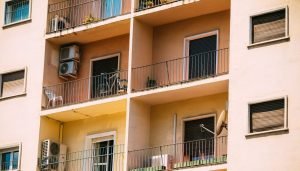 Fachadas de viviendas con aparatos de aire acondicionado