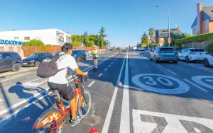 Un ciclista y una persona en patinete circulan por el carril bici de Rivas en la calle Junkal. (Fotografía de Paco Mariscal).