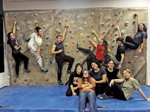 Jóvenes escalando en el rocódromo dentro del programa Deporte Joven de Rivas