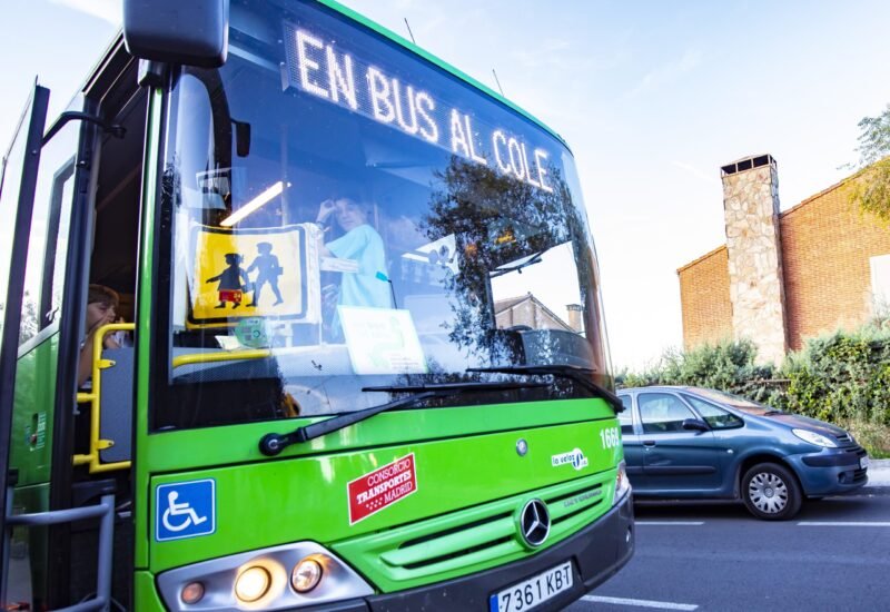 Alumnado de Rivas en el transporte escolar municipal En bus al cole