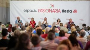 Ponentes en el Espacio Pasionaria durante una edición anterior de la Fiesta del PCE, ante el público