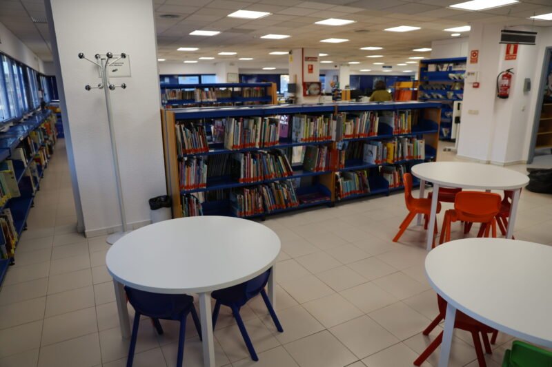 Puestos de lectura y estanterías de la biblioteca José Saramago de Rivas Vaciamadrid tras la renovación del mobiliario
