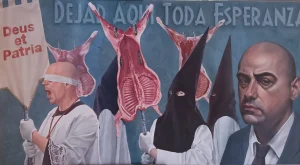 Cuatro figuras participan en una procesión portando cadáveres de animales; un hombre tiene los ojos vendados, dos llevan capuchas negras puntiagudas y uno no lleva máscara. Una pancarta reza «Deus et Patria», y en la pared se lee «DEJAD AQUÍ TODA ESPERANZA». Esta evocadora escena recuerda a las obras presentadas al certamen Frida Kahlo o a las evaluadas en un prestigioso premio de pintura, en el que artistas como Aitor Irimia desafían los límites de la tradición y el simbolismo.