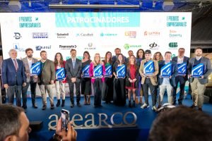 Grupo de premiados con trofeos junto al jurado y autoridades de la I edición de los Premios Empresariales de ASEARCO, en 2025