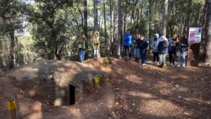 Grupo de personas recorriendo una ruta por el patrimonio natural de la Comunidad de Madrid
