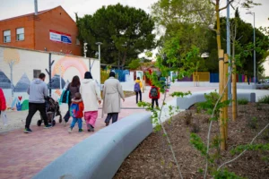 Familias a la entrada del CEIP Mario Benedetti, en Rivas