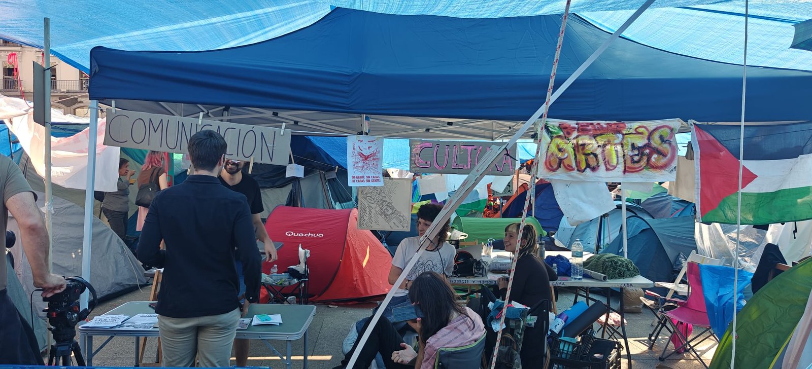 Vista del campamento de la acampada con las áreas de comunicación, cultura y artes