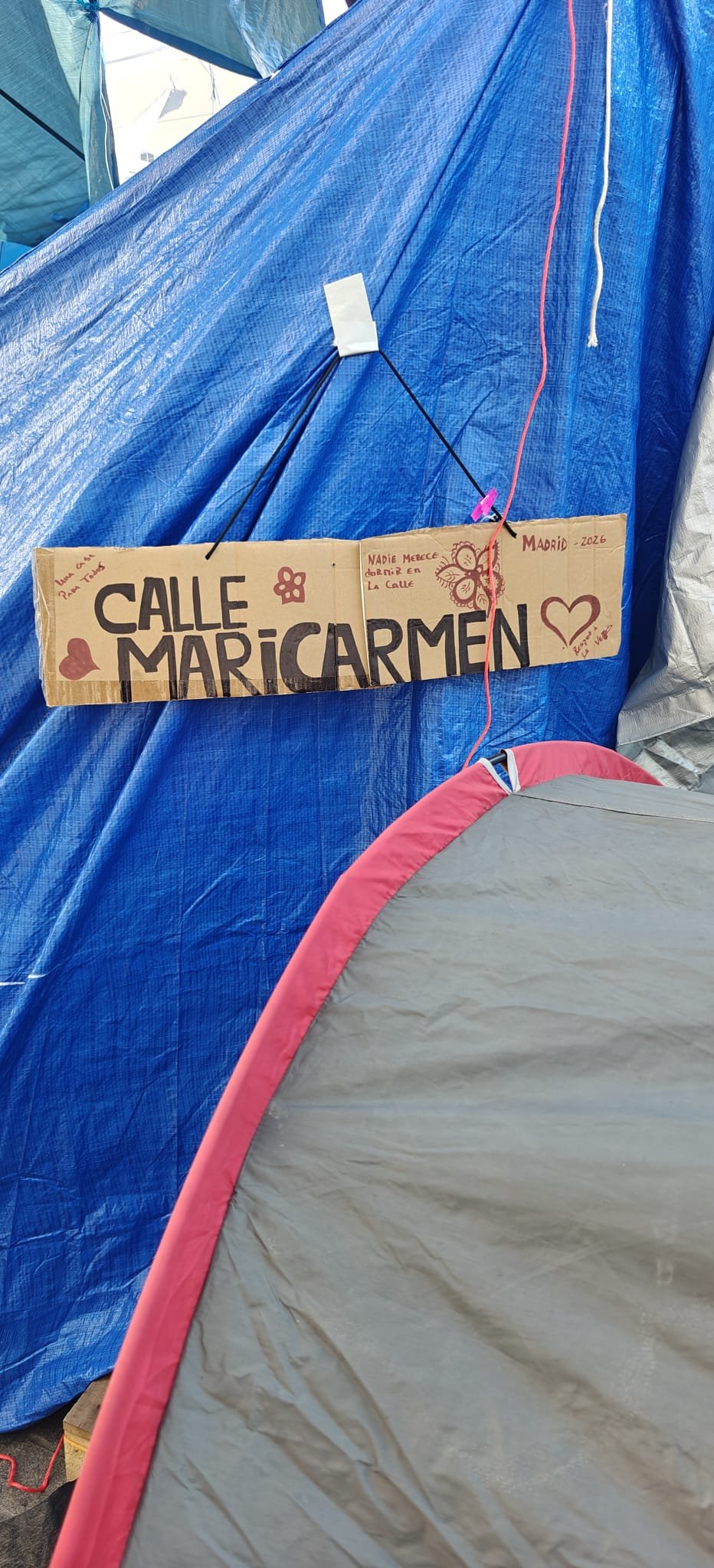 Cartón que nombra «calle Maricarmen» el campamento de la Puerta del Sol