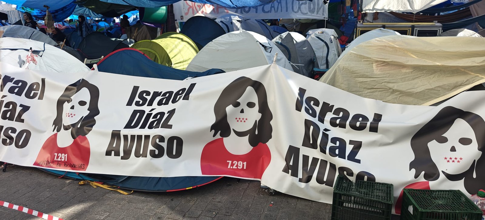 Pancarta con el nombre «Israel Díaz Ayuso» y la cifra de 7.291 muertes en residencias