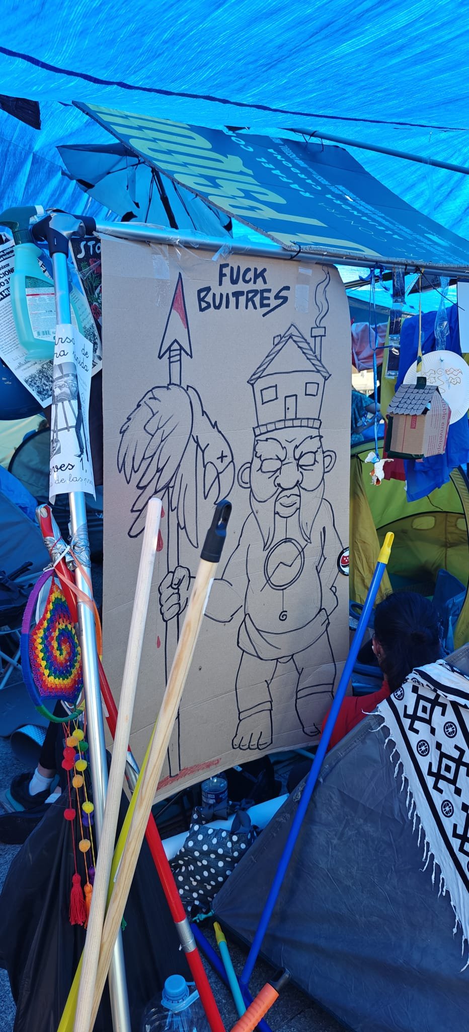 Dibujo «Fuck buitres» contra los fondos de inversión, en la acampada