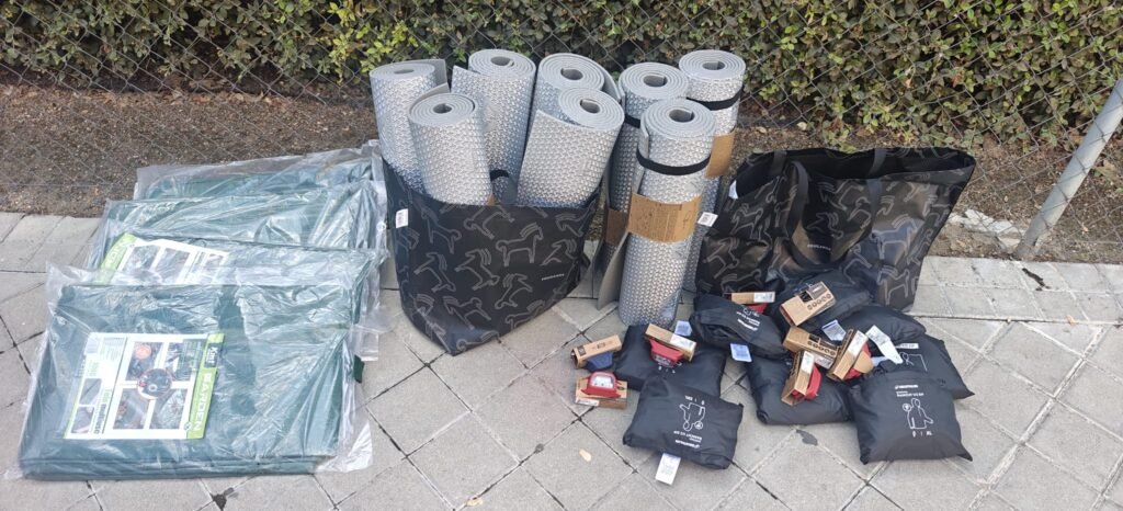 Lonas, esterillas y chubasqueros donados a la acampada de la Puerta del Sol, colocados en el suelo