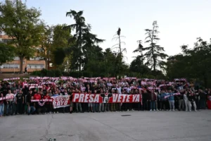 Un numeroso grupo de aficionados del Rayo Vallecano se concentra en un parque con pancartas en las que se lee PRESA, VETE YA y SOS RAYO para protestar contra Martín Presa.
