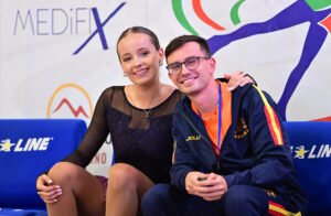 Adriana Santiago, con su entrenador, en el Europeo de Ponte di Legno