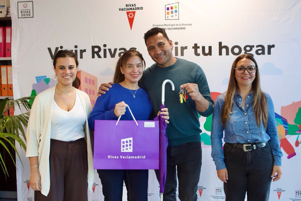 Adjudicatario muestra las llaves de su vivienda de la EMV
