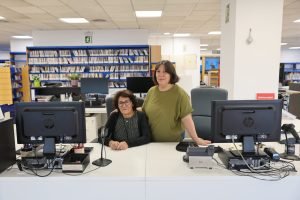 Sala de la biblioteca José Saramago de Rivas Vaciamadrid con el mobiliario renovado y los puestos de lectura preparados