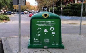 Contenedor verde de envases de vidrio en una calle de Rivas