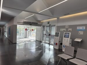 Vestíbulo de un centro sanitario con máquinas de autoservicio