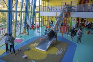 Interior del Centro Municipal de Recursos para la Infancia Bhima Sangha, con la gran sala de juegos y el tobogán