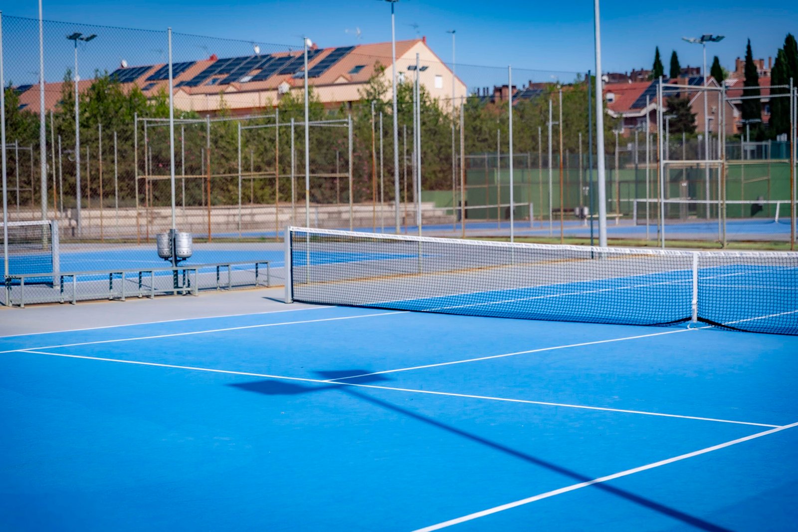 Vista de las pistas de tenis y el entorno del polideportivo Parque del Sureste