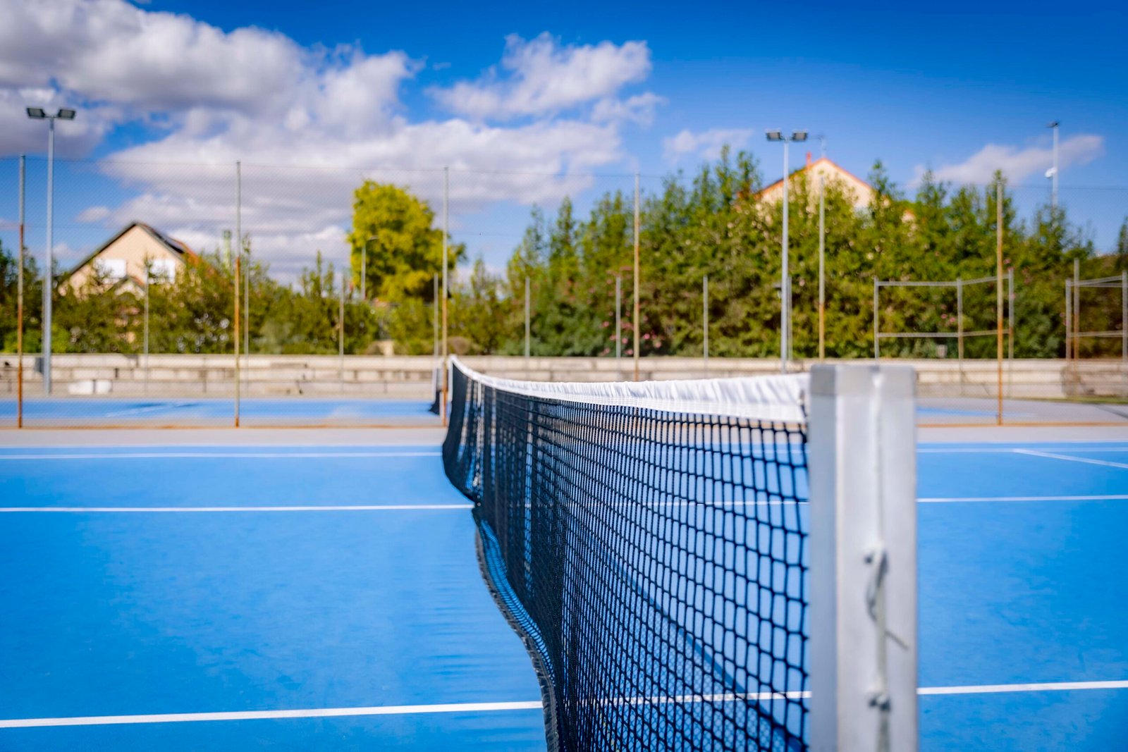 Detalle de la red y la pista de tenis del Parque del Sureste