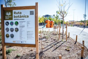 Cartel de la ruta botánica en el entorno renaturalizado del CEIPSO La Luna