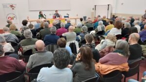 Público asistente a una asamblea del Ateneo Republicano de Rivas, con la pancarta de la entidad y banderas republicanas
