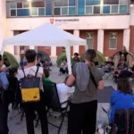 Un grupo de personas se sienta en sillas y tiendas de campaña en la plaza situada frente al ayuntamiento de Rivas-Vaciamadrid, como parte de una protesta en favor de la vivienda digna.