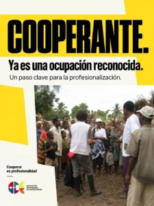 Un cooperante habla sobre la profesionalización de la profesión de cooperante ante un grupo de personas en un pueblo rural.