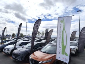 Filas de vehículos expuestos en la Feria del Vehículo Sostenible de Rivas