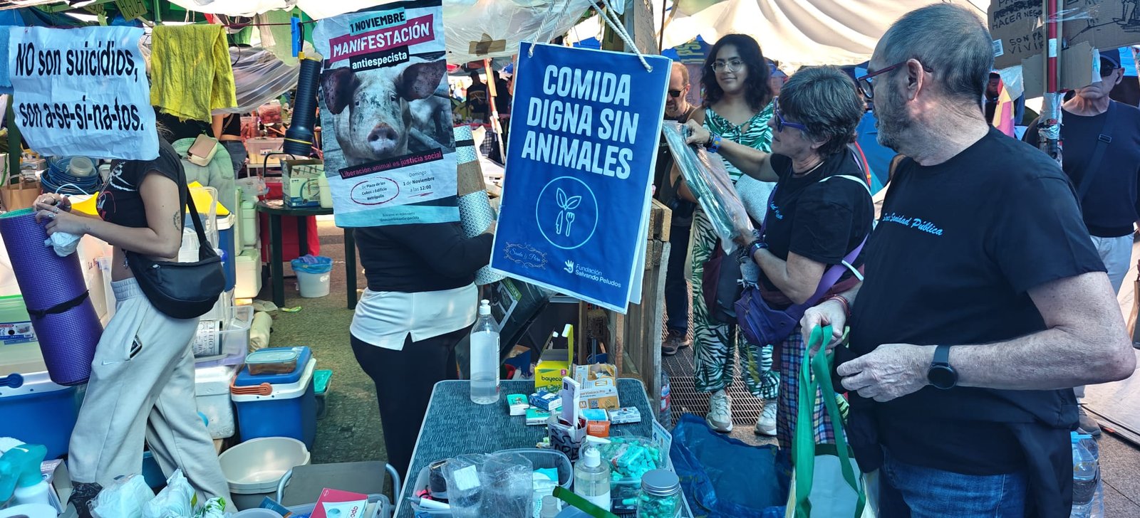Entrega del material donado en la acampada de la Puerta del Sol