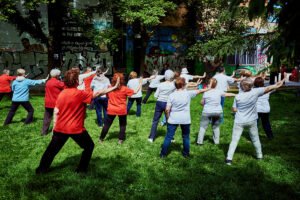 Personas mayores participan en una actividad de tai chi en Rivas