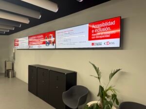 Pantalla de la jornada ‘Accesibilidad e inclusión. Atención al ciudadano con discapacidad’, con los logotipos de la Comunidad de Madrid y el CERMI
