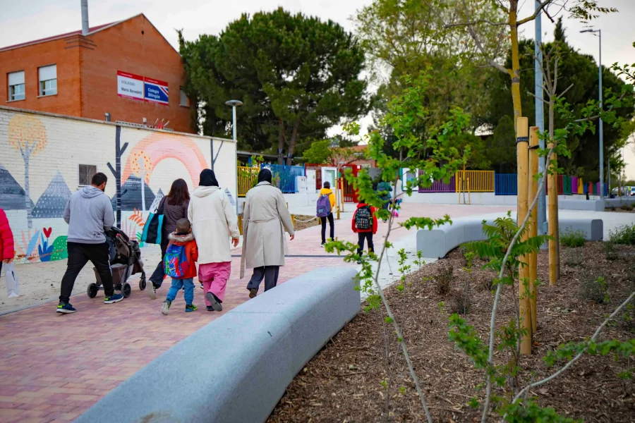 Familias a la entrada del CEIP Mario Benedetti, en Rivas