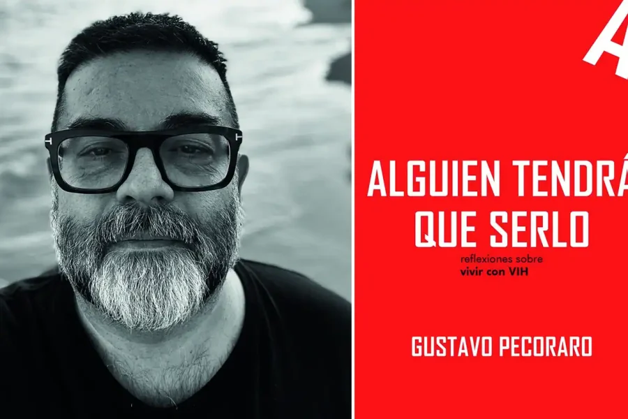 Un hombre con gafas y barba se toma un selfie en blanco y negro al aire libre. A su lado hay un panel rojo con texto en blanco: "Alguien tendrá que serlo, reflexiones sobre vivir con VIH", un libro sobre VIH de Gustavo Pecoraro y Rivas.