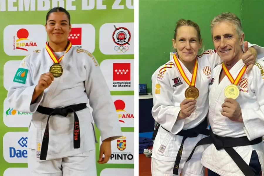 Tres atletas de judo, de pie frente a un telón de fondo, visten uniformes blancos de judo y lucen con orgullo medallas de oros nacionales colgadas del cuello. Dos posan juntos, sonrientes, mientras que otro -quizá Nisrin Bousbaa o Yudo Rivas- está solo, también sonriente.