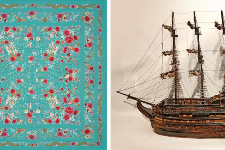 A la izquierda, un pañuelo cuadrado turquesa inspirado en un mantón de Manila, con motivos florales y de mariposas. A la derecha, una detallada maqueta de madera de un galeón con tres mástiles y aparejo visible.