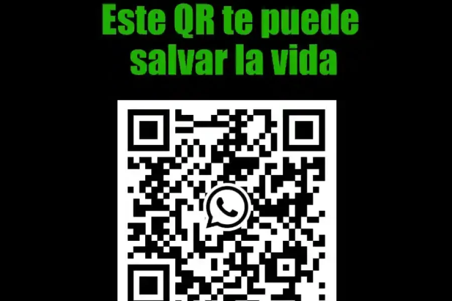 Una señal de advertencia con una calavera, texto en español que dice Este QR te puede salvar la vida y ¡Escanéalo!, un código QR grande con un icono de WhatsApp en el centro y un pequeño logotipo de borrador automático en la esquina inferior derecha.