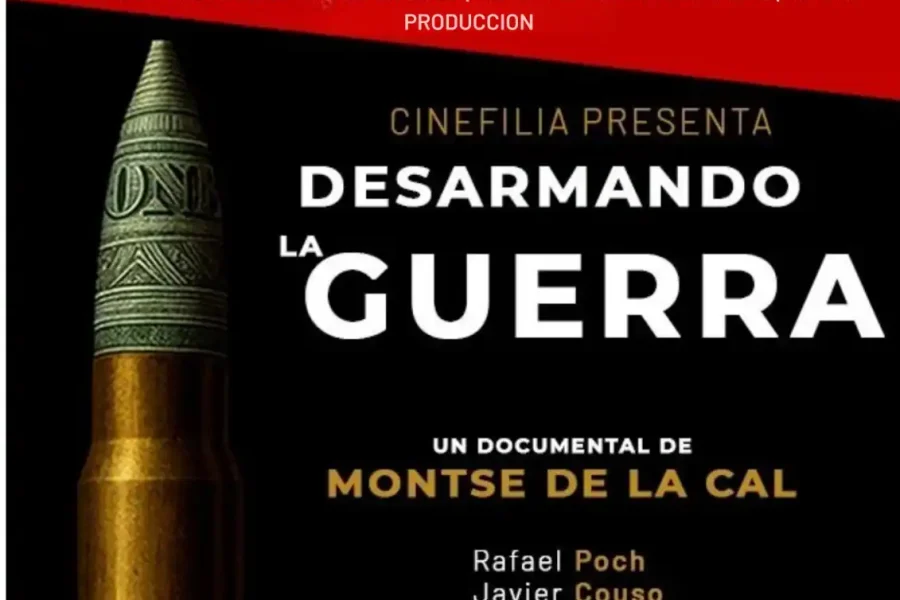 Cartel para el documental Desarmando la Guerra de Montse de la Cal, con detalles del evento, una imagen de viñeta, créditos de la producción y texto sobre un debate con la directora después de la proyección, creado como borrador automático.