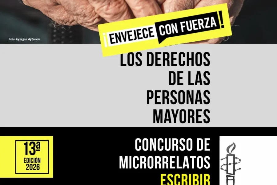 Primer plano de unas manos de una persona mayor entrelazadas sobre un cartel de un concurso de microrelatos titulado «Escribir por derechos», centrado en los derechos de las personas mayores y organizado por Amnistía Internacional Madrid.