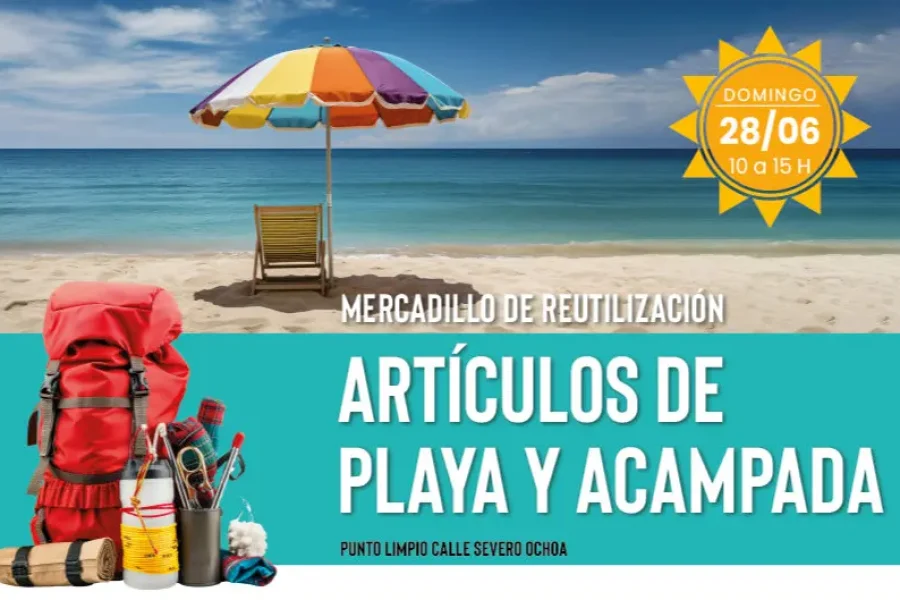 Una imagen de una playa con una sombrilla a rayas y una tumbona frente al mar, con un texto encima en el que se anuncia un mercadillo de artículos de playa y acampada de segunda mano —además de una demostración del «borrador automático»— el domingo 28 de junio, de 10:00 a 15:00; debajo se muestra material de acampada.